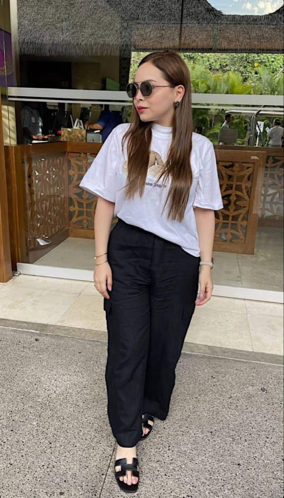 Monochrome Chic with Relaxed Trousers