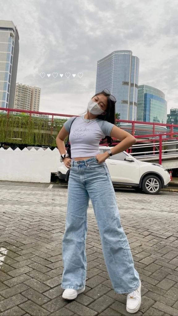 Cropped Tee With High-Waisted Jeans