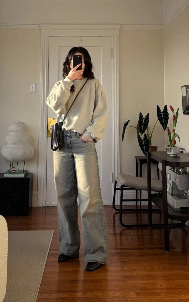 Oversized Cream Sweatshirt With Wide-Leg Jeans